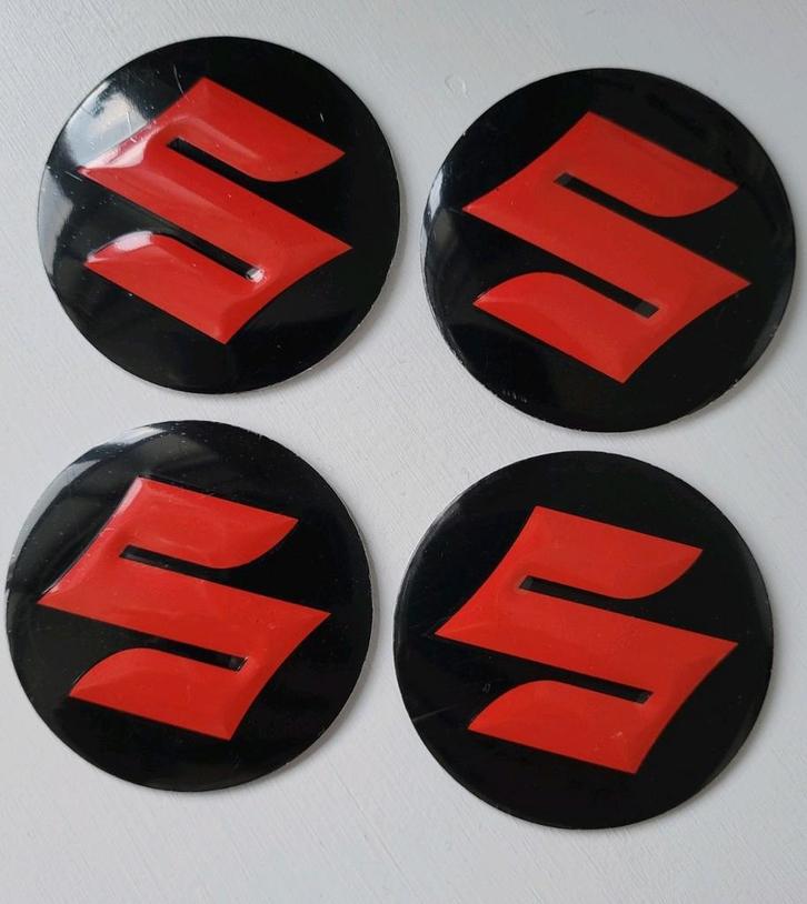 Set van 4 nieuwe Suzuki wieldopstickers en ventieldoppen., Auto diversen, Wieldoppen, Nieuw, Ophalen of Verzenden