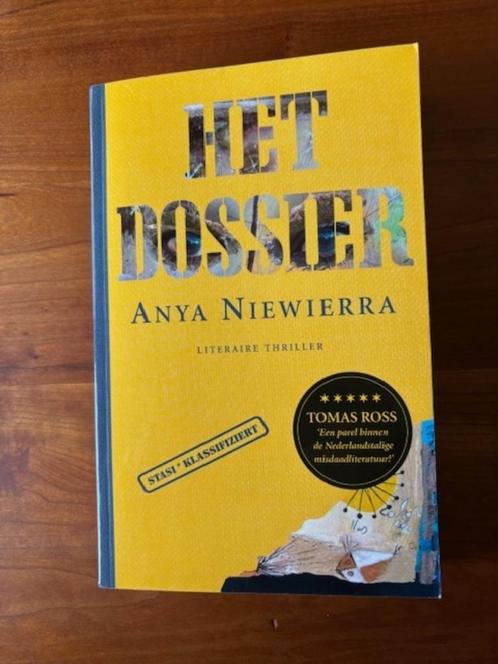 Anya Niewierra - Het Dossier, Boeken, Thrillers, Zo goed als nieuw, Nederland, Ophalen of Verzenden