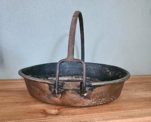 Oude antieke koperen schaal met hengsel., Antiek en Kunst, Antiek | Koper en Brons, Koper, Ophalen of Verzenden
