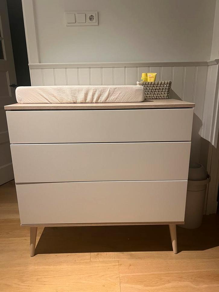 Quax (beige) commode Flow clay-oak, Kinderen en Baby's, Kinderkamer | Commodes en Kasten, Zo goed als nieuw, 90 tot 105 cm, 100 cm of meer