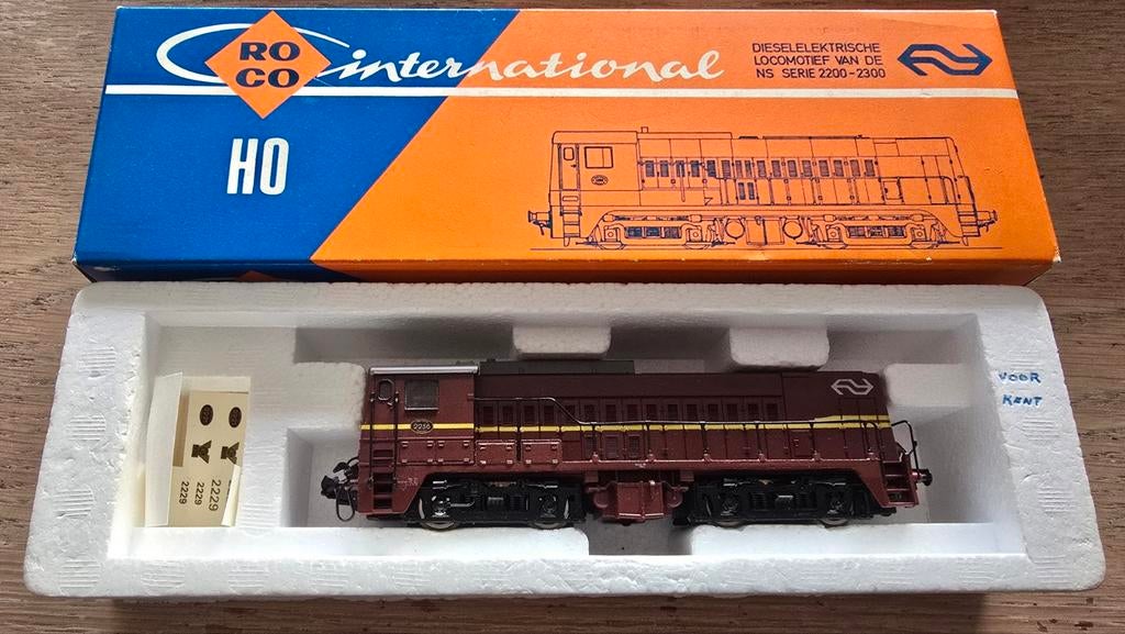 Roco NS Diesel Serie 2200 bruin, Hobby en Vrije tijd, Modeltreinen | H0, Ophalen of Verzenden, Roco, Gelijkstroom, Locomotief