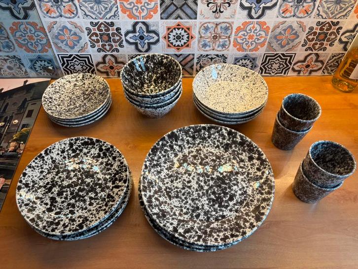 Servies Roots zwart/ wit 4 delig, Huis en Inrichting, Keuken | Servies, Zo goed als nieuw, Bord(en), Overige stijlen, Porselein