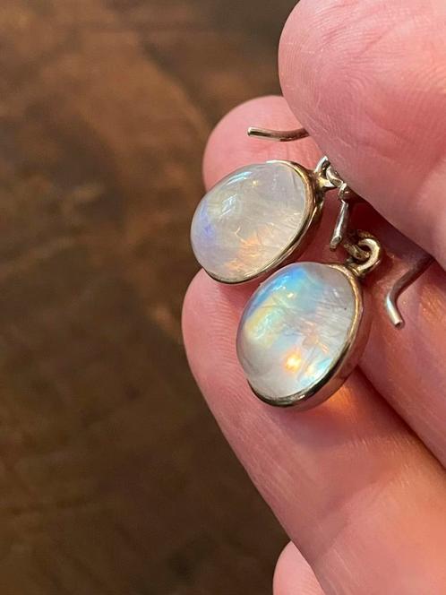 Prachtige regenboog maansteen in zilver oorhangers!, Sieraden, Tassen en Uiterlijk, Oorbellen, Zo goed als nieuw, Hangers, Zilver