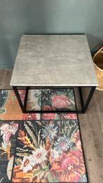 Salontafel grijs betonlook met zwart stalen frame 60 bij 60, Huis en Inrichting, 55 tot 75 cm, Ophalen of Verzenden, 45 tot 60 cm