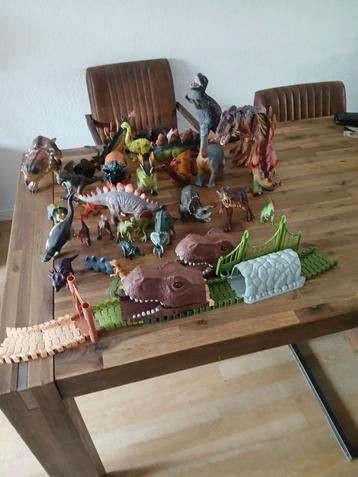 Grote verzameling dinosaurussen met dinobaan beschikbaar voor biedingen
