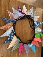 Vrolijke bonte vlaggenlijn van stof (10m), Hobby en Vrije tijd, Feestartikelen, Ophalen of Verzenden, Nieuw, Versiering, Verjaardag