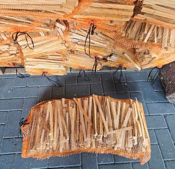 Droog aanmaakhout in grote netzak beschikbaar voor biedingen