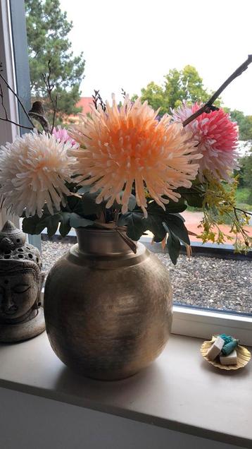Grote vaas met zijden bloemen beschikbaar voor biedingen