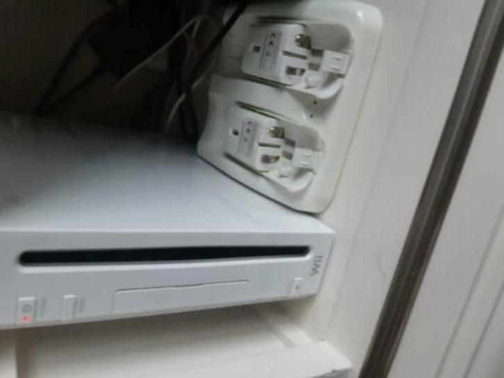 Wii spelcomputer met diverse spellen en accessoires, Spelcomputers en Games, Spelcomputers | Nintendo Wii, Gebruikt, Met 2 controllers