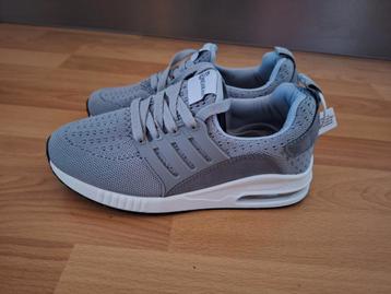Nieuwe sneakers, nooit gedragen  beschikbaar voor biedingen