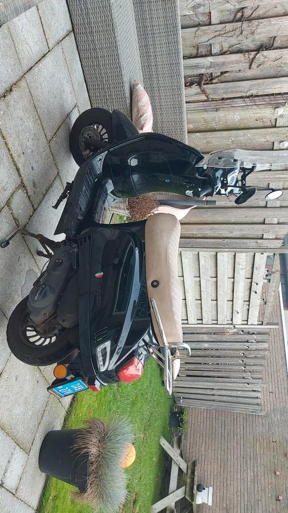 Zwarte Senzo scooter met beige zadel - 16000km, Fietsen en Brommers, Snorfietsen en Snorscooters, Zo goed als nieuw, Overige merken