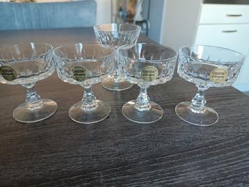 4 kristallen glazen op voet. Cristal d 'arques beschikbaar voor biedingen