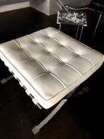 Barcelona Chair. Replica wit Leren Hocker voetenbank izgs, Huis en Inrichting, Banken | Voetenbanken en Poefen, Ophalen, 50 tot 75 cm