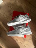 Grijze Nike Tanjun Schoenen - maat 44, nieuw!, Ophalen of Verzenden, Zo goed als nieuw, Schoenen