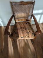 Antieke houten armstoel met uniek ontwerp, Ophalen of Verzenden