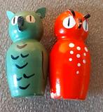 2 VINTAGE HOUTEN UILTJES-LETTERBAK UIL GROEN en ORANJE, Verzenden, Gebruikt, Vogel, Beeldje of Figuurtje