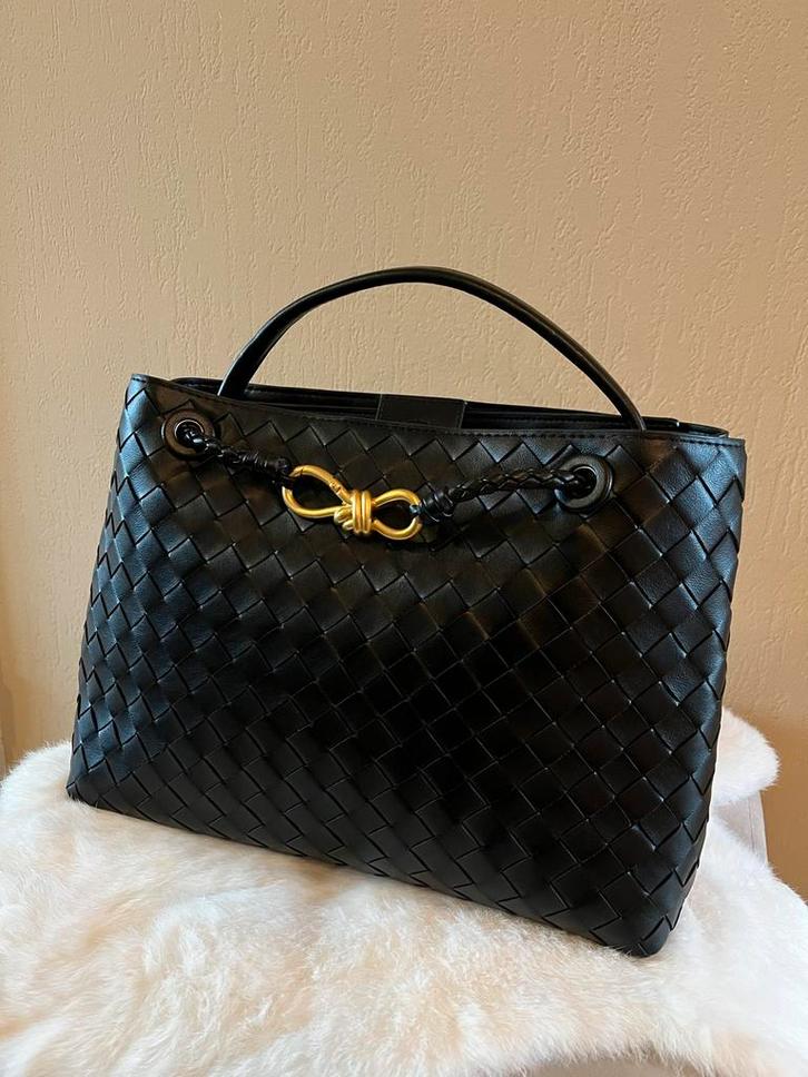 Bottega Veneta Andiamo Handtas - Zwart Medium, Sieraden, Tassen en Uiterlijk, Tassen | Damestassen, Zo goed als nieuw, Handtas