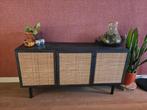 Zwart dressoir met rotan, Ophalen, Met plank(en), 100 tot 150 cm, Zo goed als nieuw