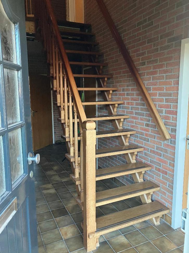 Robuuste hardhouten trap, Doe-het-zelf en Verbouw, Ladders en Trappen, Gebruikt, Trap, 2 tot 4 meter, Ophalen