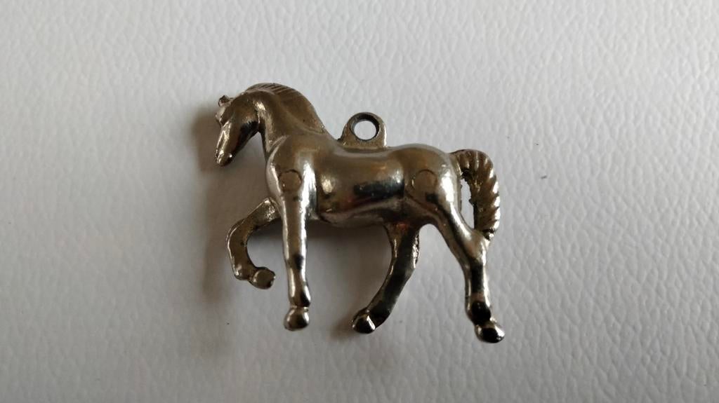 Zilverkleurige paard bedel, Overige merken, Gebruikt, Ophalen of Verzenden, 1 bedel