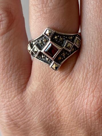 Zilveren ring (925) met rode steen/kristal en zirkonia's beschikbaar voor biedingen