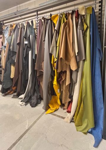 Leerhuiden allerlei formaten en kleuren beschikbaar voor biedingen