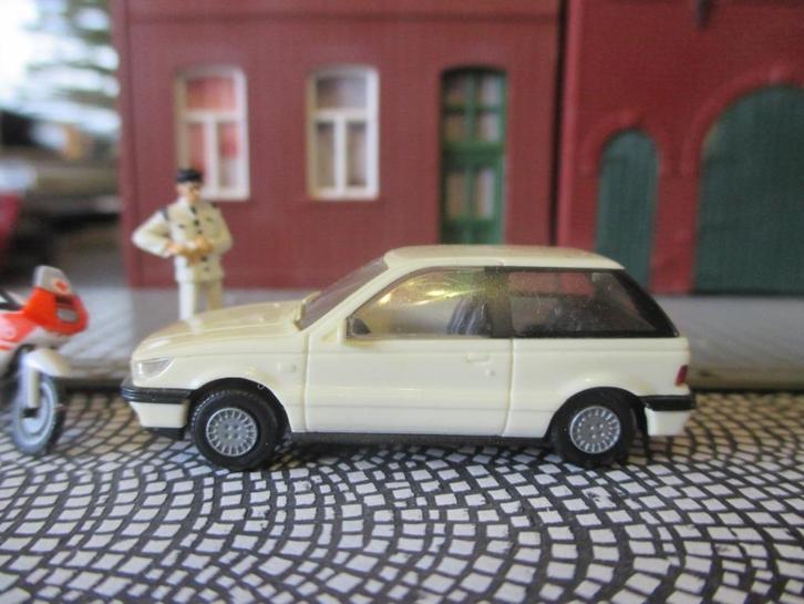 1987-1991 Mitsubishi Colt -Rietze wit (verkleurd naar creme}, Hobby en Vrije tijd, Modelauto's | 1:87, Gebruikt, Ophalen of Verzenden