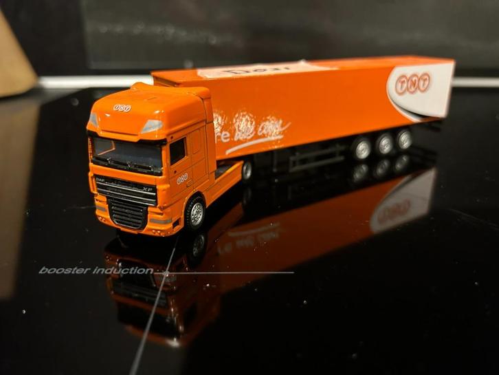 Daf 105xfSuperspacecab TNT met 3 asser, Hobby en Vrije tijd, Modelauto's | 1:87, Zo goed als nieuw, Bus of Vrachtwagen, Overige merken