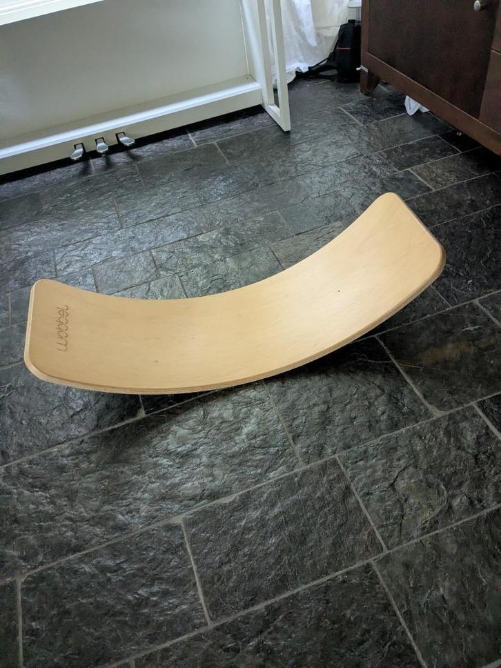 Wobbel original | houten speelgoed | kleur mosterd vilt, Kinderen en Baby's, Speelgoed | Houten speelgoed, Gebruikt, Rij- of Hobbelspeelgoed