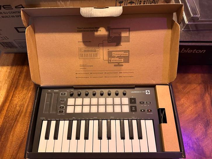 Novation Launchkey Mini Midi-keyboard, plug-and-play met USB, Muziek en Instrumenten, Midi-apparatuur, Zo goed als nieuw, Ophalen of Verzenden