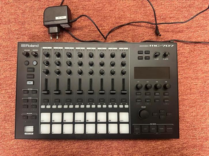 Roland MC-707 Groovebox - Weinig gebruikt, Muziek en Instrumenten, Drumcomputers, Zo goed als nieuw, Roland, Ophalen of Verzenden