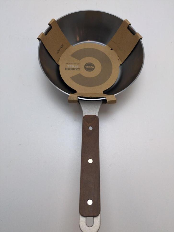 Woll Carbon Steel sauteerpan 24cm nieuw met lichte krassen, Huis en Inrichting, Keuken | Potten en Pannen, Zo goed als nieuw, Wok