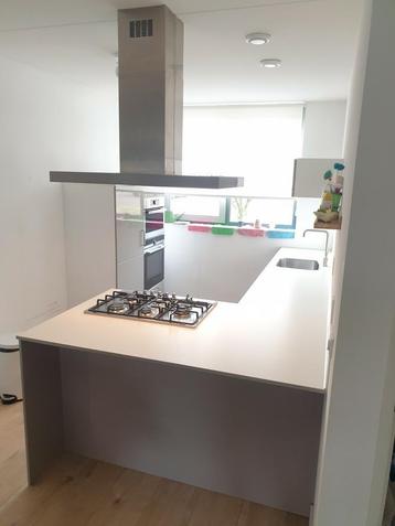 Moderne keuken met veel inbouwapparatuur.  beschikbaar voor biedingen