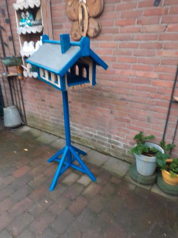 Vogel restaurant met voet beschikbaar voor biedingen