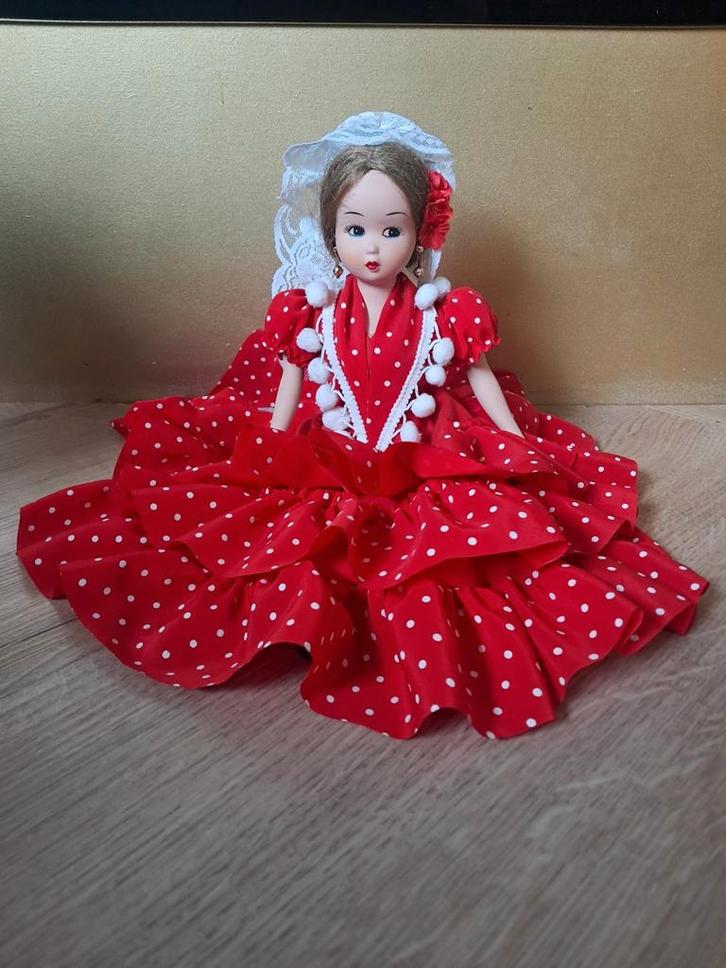 Vintage Spaanse Pop met Rode Jurk, Kinderen en Baby's, Speelgoed | Poppen, Zo goed als nieuw, Overige typen, Ophalen of Verzenden