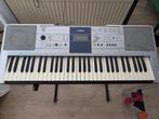 Yamaha PSR E323 Keyboard + Tripod, Muziek en Instrumenten, Keyboards, Ophalen, Aanslaggevoelig, Yamaha, 61 toetsen