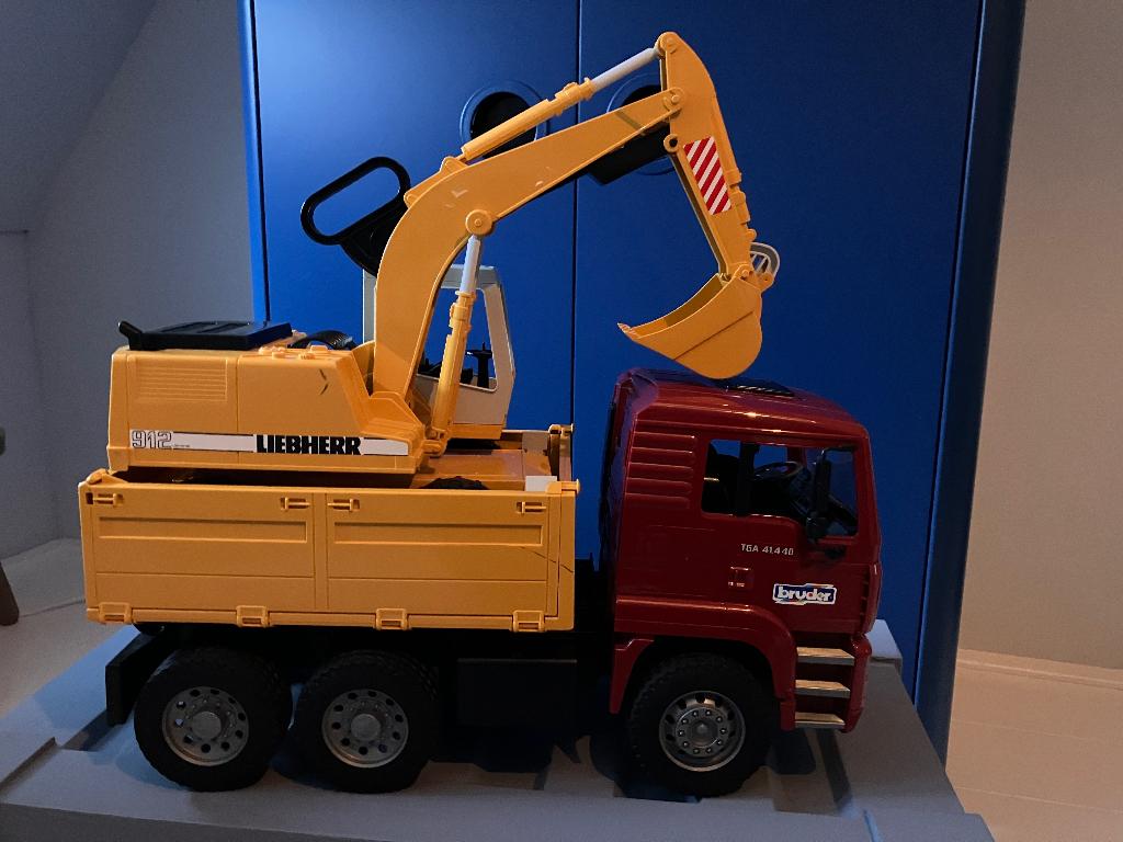 Vrachtwagen en graafmachine (Bruder), Ophalen, Zo goed als nieuw, Jongen of Meisje