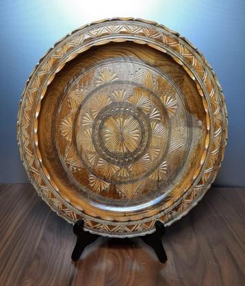 Vintage houten schaal met mooi houtsnijwerk.  beschikbaar voor biedingen