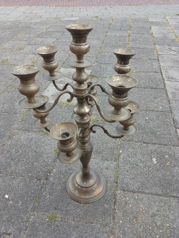 Geweldige grote en zware kaarsenstandaard beschikbaar voor biedingen
