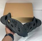 adidas Yeezy Foam RNR Carbon maat 44,5, Slippers, Zwart, Nieuw, Ophalen of Verzenden