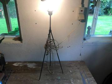 B386 Vintage Vloerlamp IJzeren Driepoot Industrieel Lamp beschikbaar voor biedingen