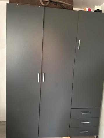 Kledingkast met extra plank