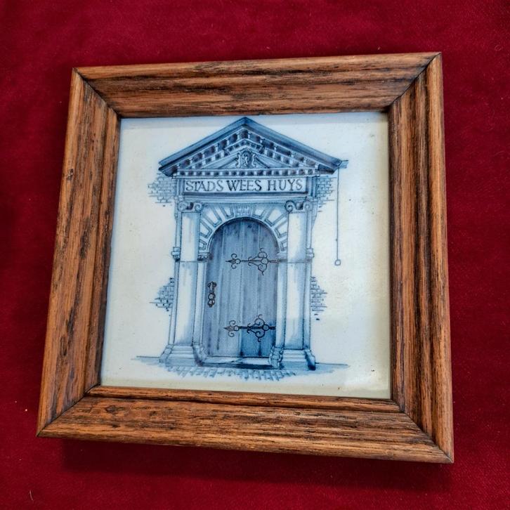 Delfts Blauw Tegeltje 'Stads Wees Huys Makkum Tichelaar, Antiek en Kunst, Antiek | Wandborden en Tegels, Ophalen of Verzenden