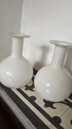 Twee witte melk glazen opaline vaasjes bol vaas vazen, Wit, Ophalen of Verzenden, Minder dan 50 cm, Glas
