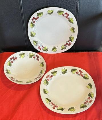 2x groot bord en 1 schaaltje Rorstrand Sweden, serie Druva  beschikbaar voor biedingen