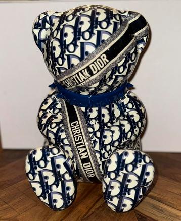 Cobra Art - Christian Dior Bear beschikbaar voor biedingen