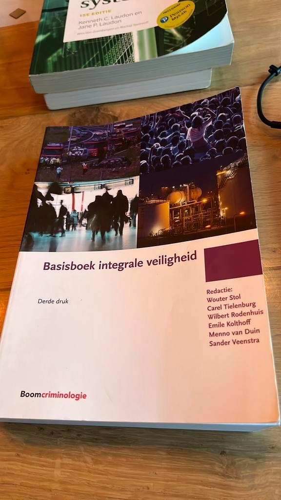 Basisboek integrale veiligheid, Boeken, Politiek en Maatschappij, Zo goed als nieuw, Nederland, Ophalen of Verzenden