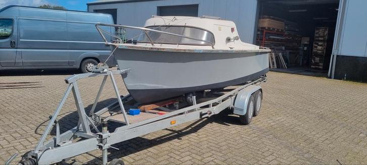 Te koop een kajuitboot/ motorboot met trailer, Watersport en Boten, Motorboten en Motorjachten, Zo goed als nieuw, Polyester, Tot 6 meter
