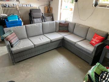 Loungebank met 2 krukjes z.g.a.n. beschikbaar voor biedingen