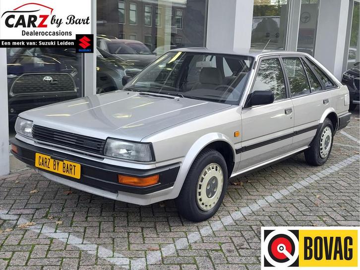 Nissan Bluebird 1.6 LX met STUURBEKRACHTIGING! (bj 1986), Auto's, Oldtimers, Bedrijf, Te koop, Metallic lak, Nissan, Benzine, Hatchback